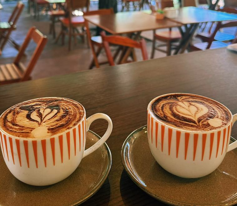 Café com latte art do Laranja Lima Café